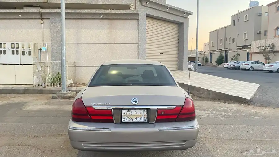 فورد قراند ماركيز موديل 2005 مركب عليه مكينة استاندر مديل. 2