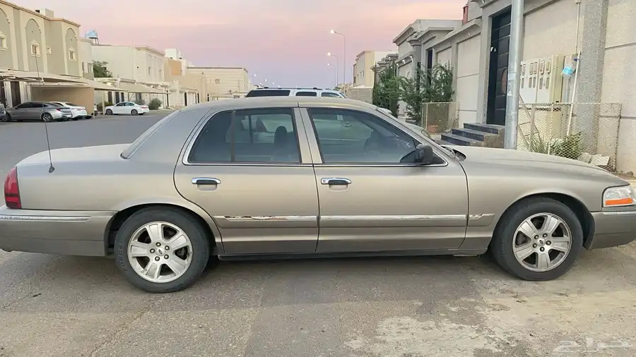 فورد قراند ماركيز موديل 2005 مركب عليه مكينة استاندر مديل. 1
