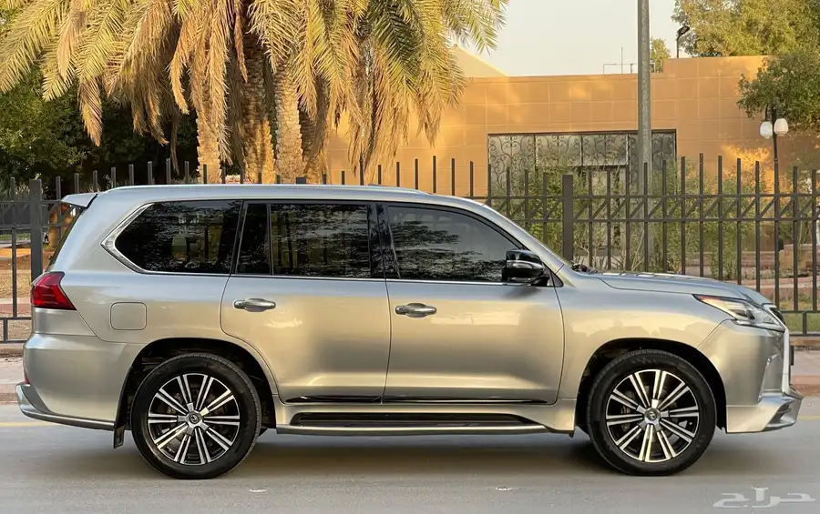 لكزس 2019 LX570 فل سعودي 4