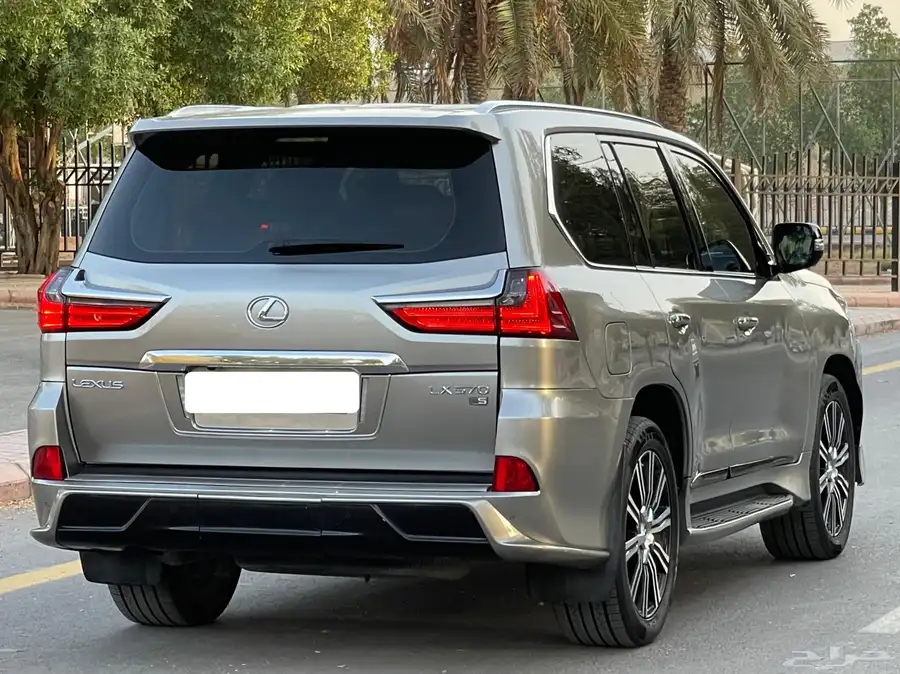 لكزس 2019 LX570 فل سعودي 6