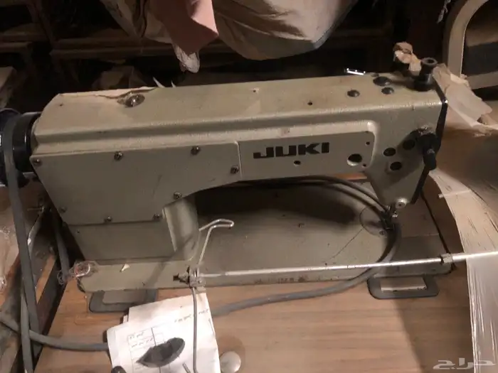 مكينه خياطه وملابس رياضيه. واحذيه رياضيه مستودع كامل للبيع 22