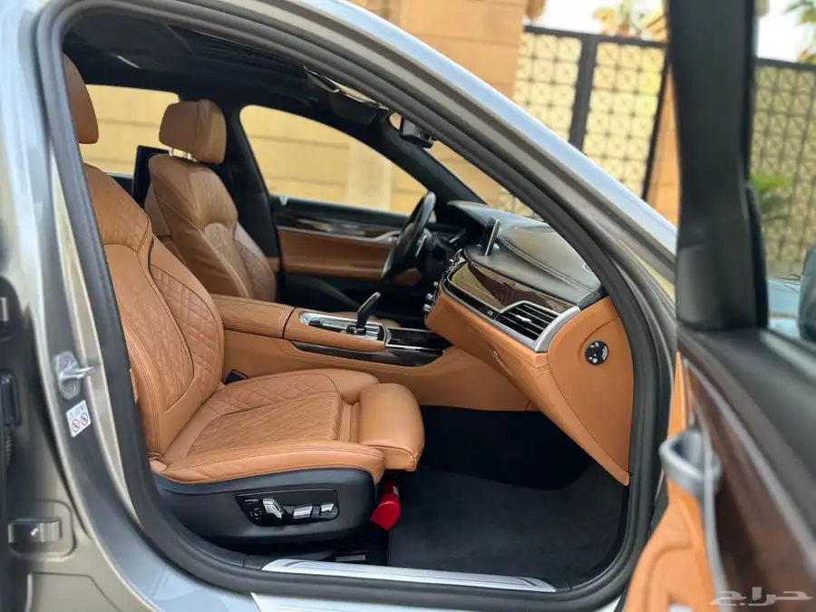 بي ام 740i 2021 ضمان وصيانه مجانيه 18