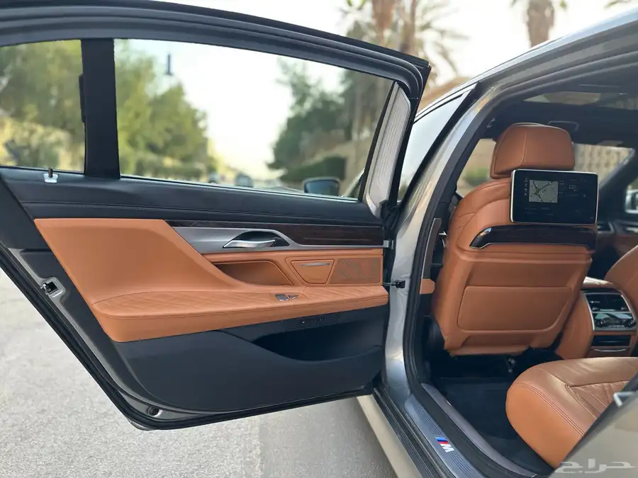 بي ام 740i 2021 ضمان وصيانه مجانيه 46