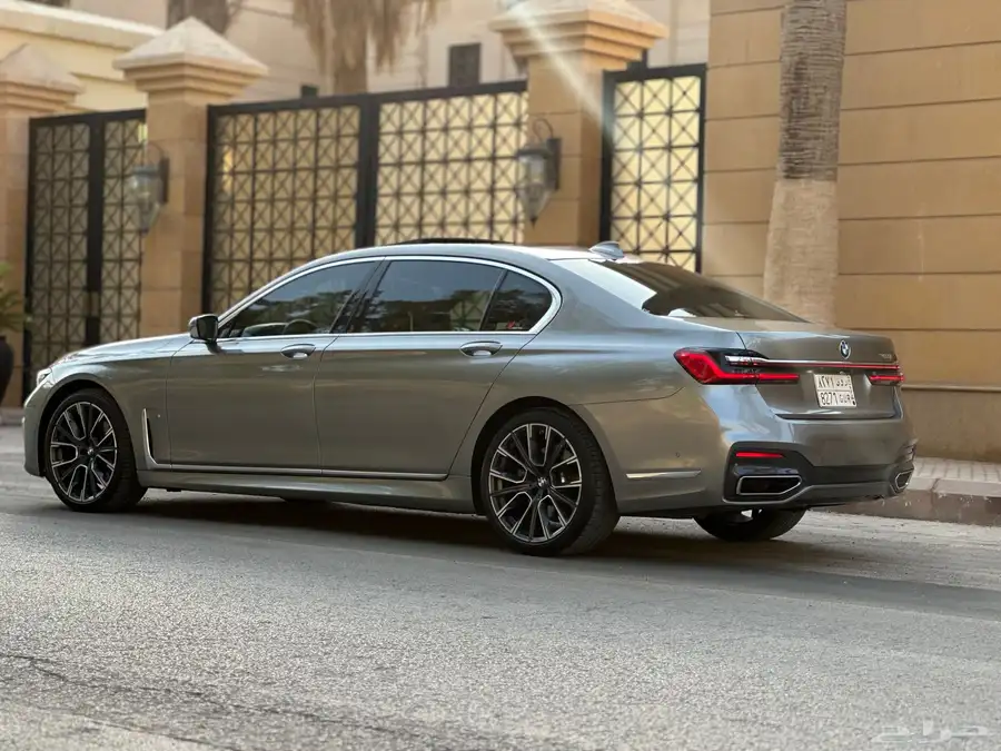 بي ام 740i 2021 ضمان وصيانه مجانيه 36