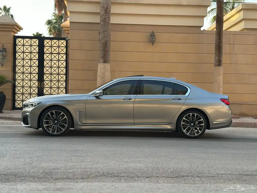 بي ام 740i 2021 ضمان وصيانه مجانيه 32