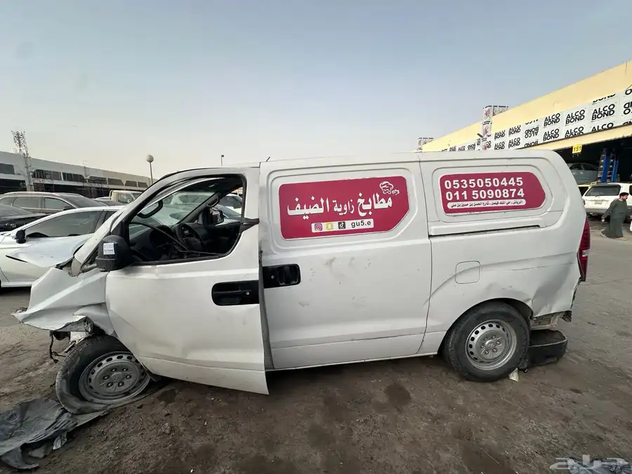 سيارة باص h1 مصدومه 1