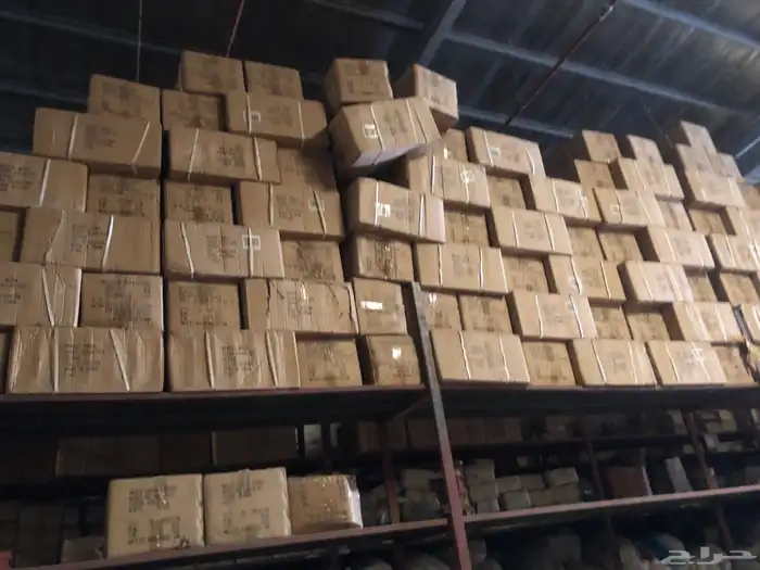 مكينه خياطه وملابس رياضيه. واحذيه رياضيه مستودع كامل للبيع 14