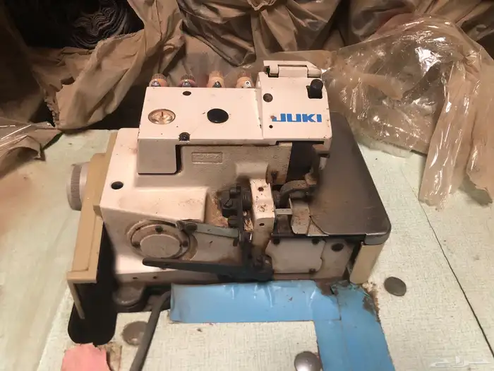 مكينه خياطه وملابس رياضيه. واحذيه رياضيه مستودع كامل للبيع 30