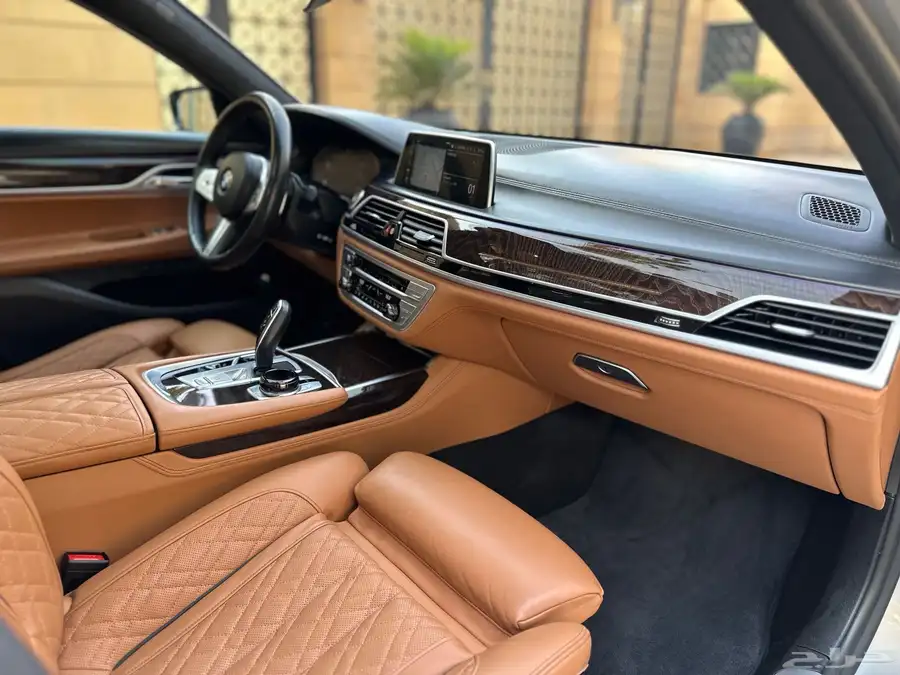 بي ام 740i 2021 ضمان وصيانه مجانيه 26