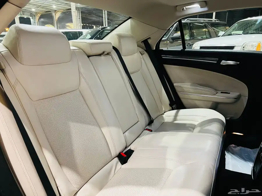 كرايزلر 2018 C300 V6 ( بحالة ممتازة) 7