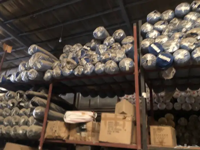 مكينه خياطه وملابس رياضيه. واحذيه رياضيه مستودع كامل للبيع 15