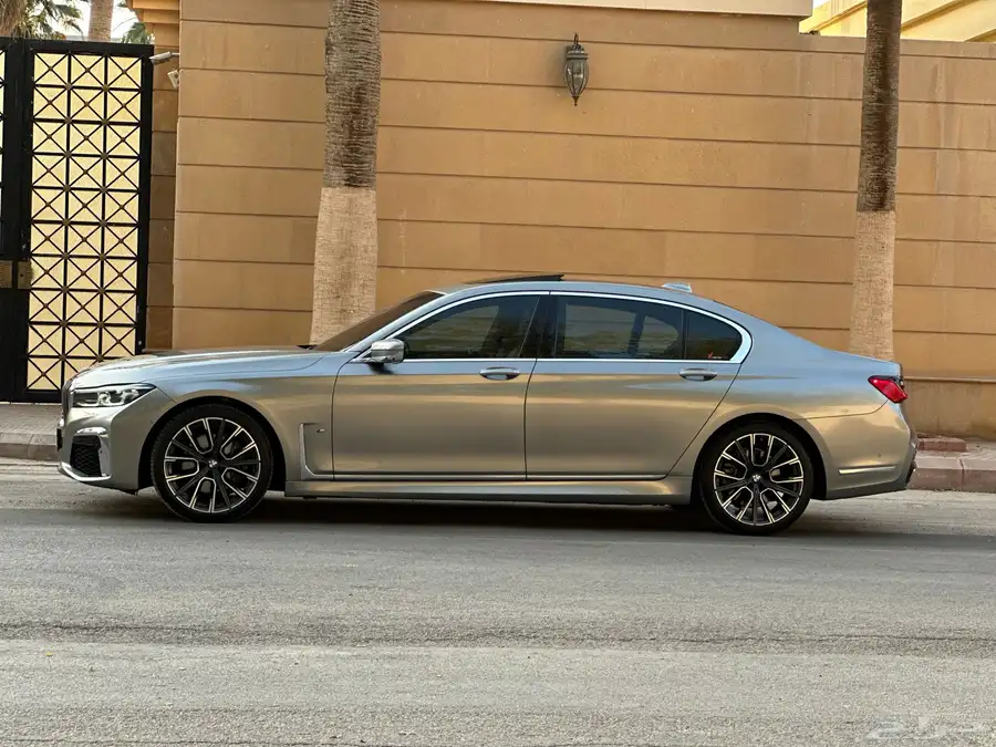 بي ام 740i 2021 ضمان وصيانه مجانيه 37