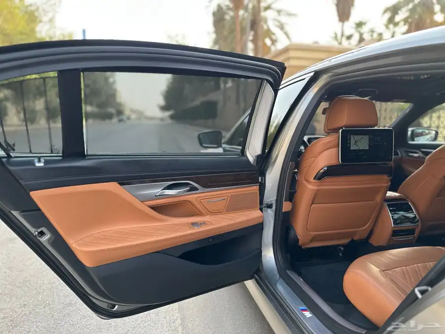 بي ام 740i 2021 ضمان وصيانه مجانيه 45
