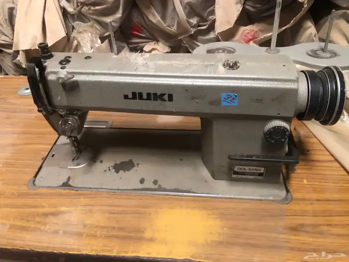 مكينه خياطه وملابس رياضيه. واحذيه رياضيه مستودع كامل للبيع 33