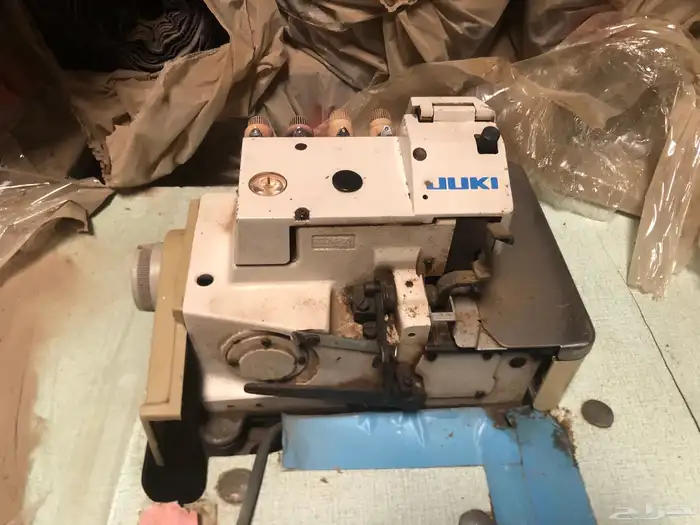 مكينه خياطه وملابس رياضيه. واحذيه رياضيه مستودع كامل للبيع 31