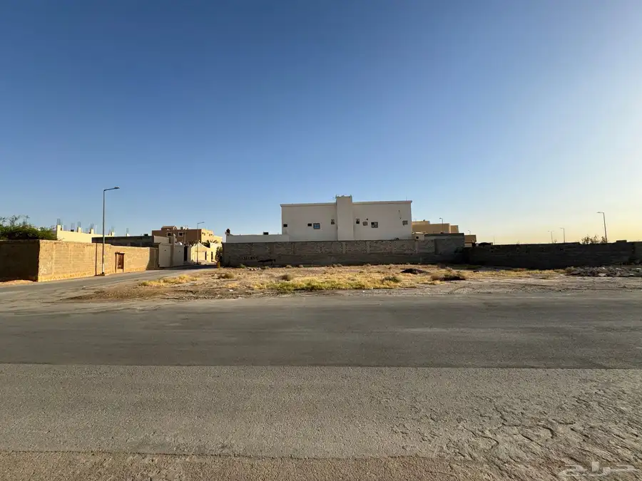 للبيع أرض زاوية في حي الحائر بالرياض 0