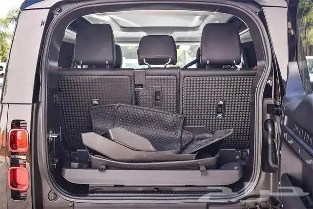 2025 Land Rover Defender P400 X-Dynamic SE 17