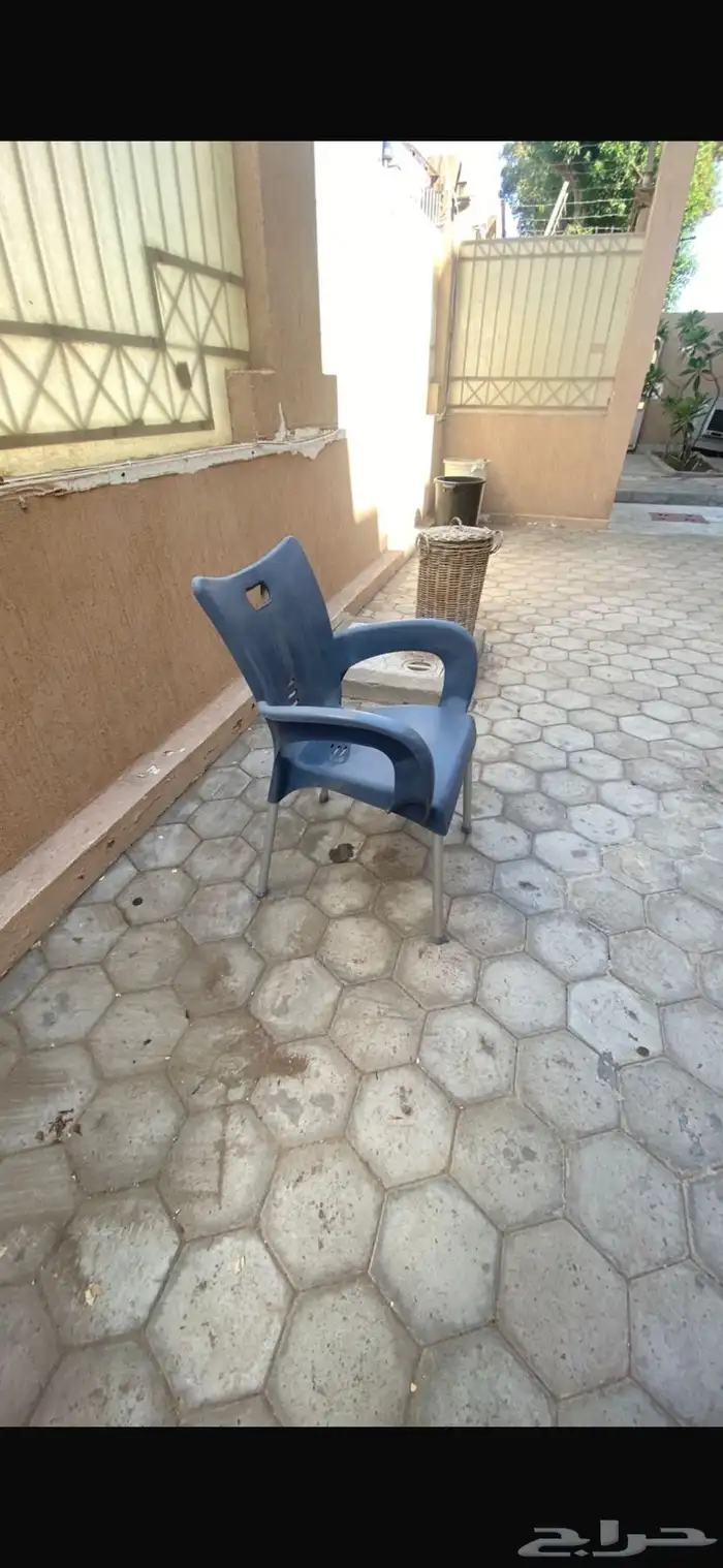 5 كراسي بلاستيك بحالة جيدة جدا  استعمال بسيط 0