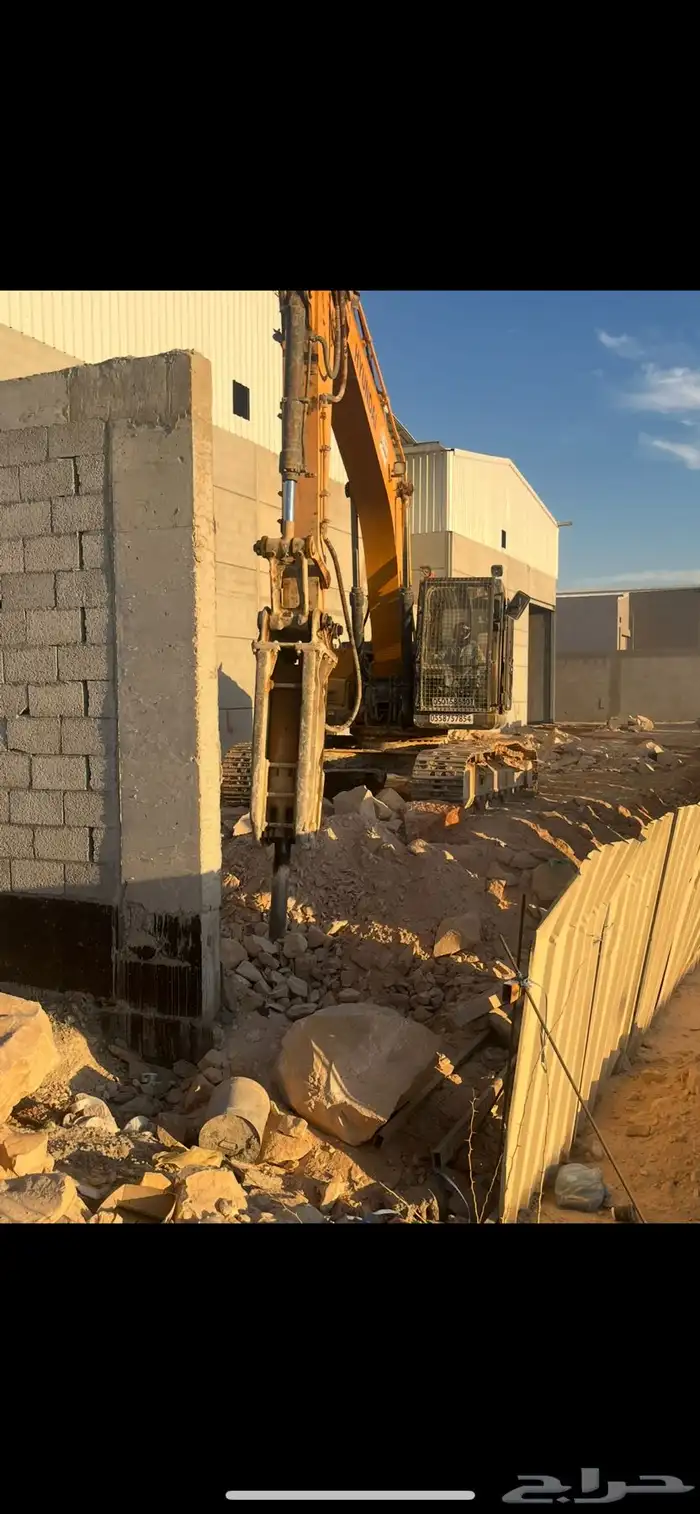 بوكلينات هدم مقابل الحاويات 3