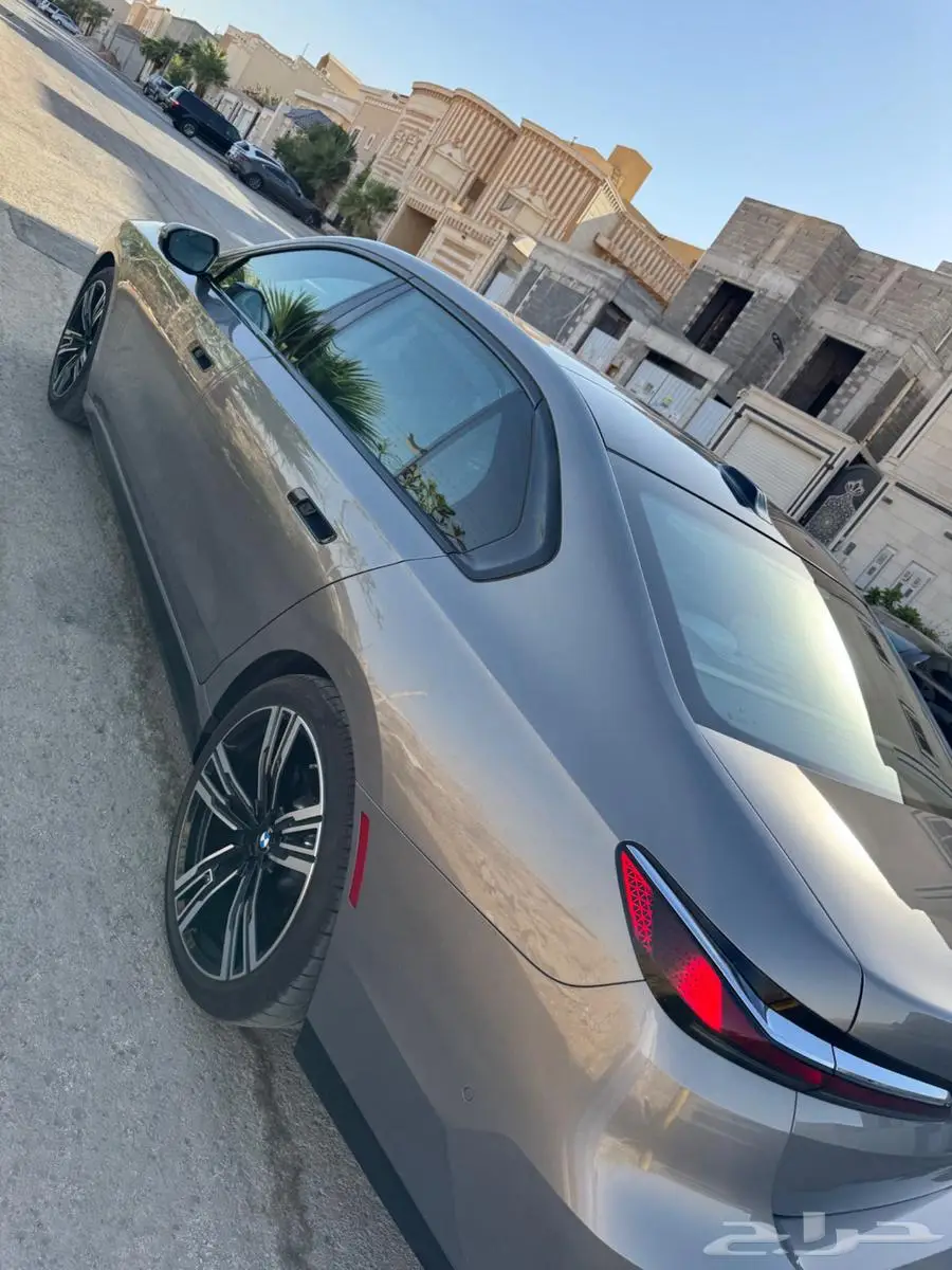 BMW 740i M Kit موديل 2024 شبه جديده 35