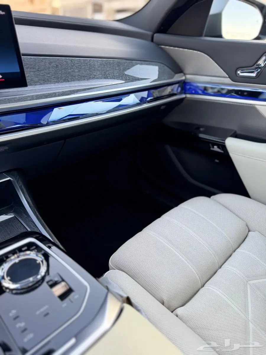 BMW 740i M Kit موديل 2024 شبه جديده 5