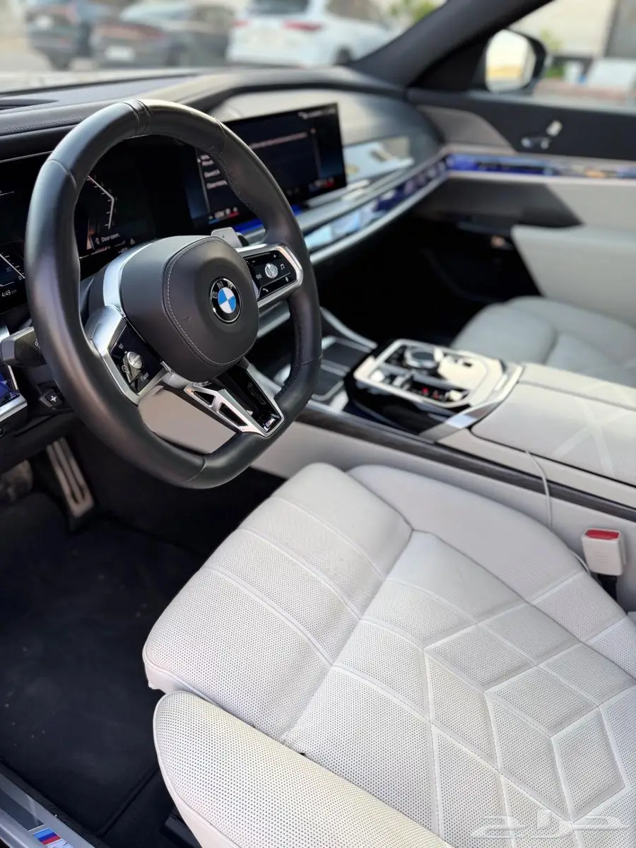 BMW 740i M Kit موديل 2024 شبه جديده 7