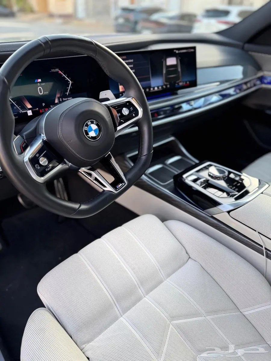 BMW 740i M Kit موديل 2024 شبه جديده 10