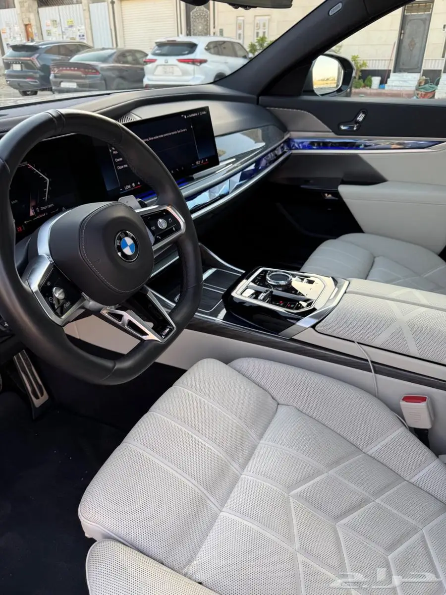 BMW 740i M Kit موديل 2024 شبه جديده 24