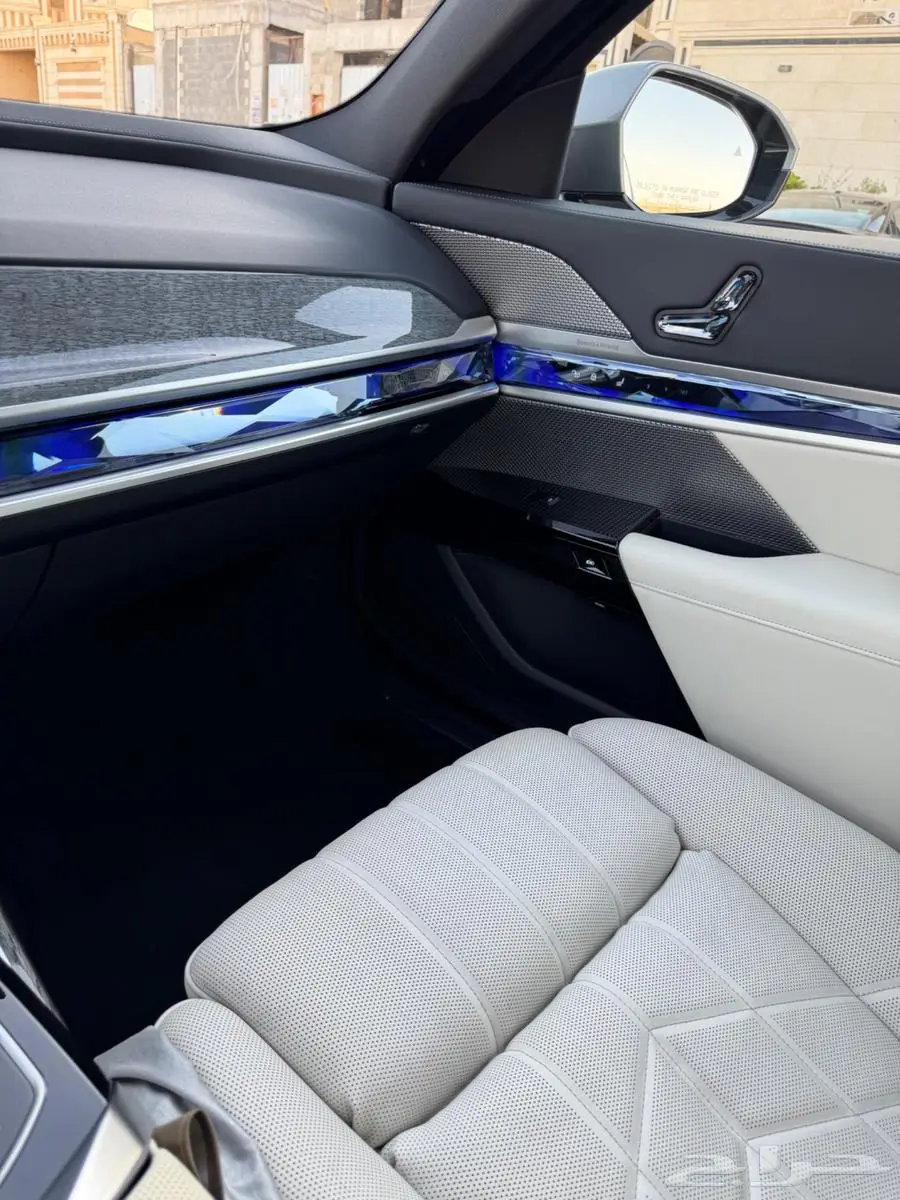 BMW 740i M Kit موديل 2024 شبه جديده 27
