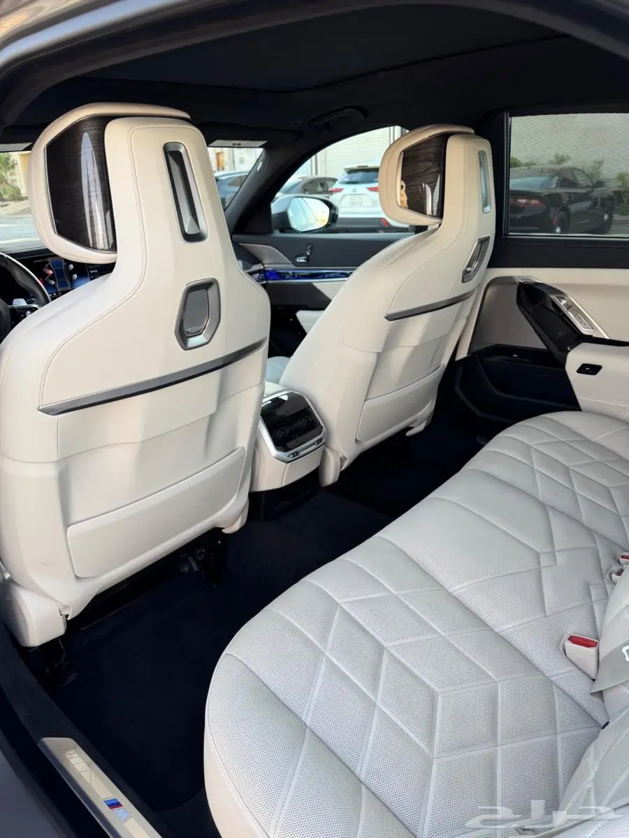 BMW 740i M Kit موديل 2024 شبه جديده 29