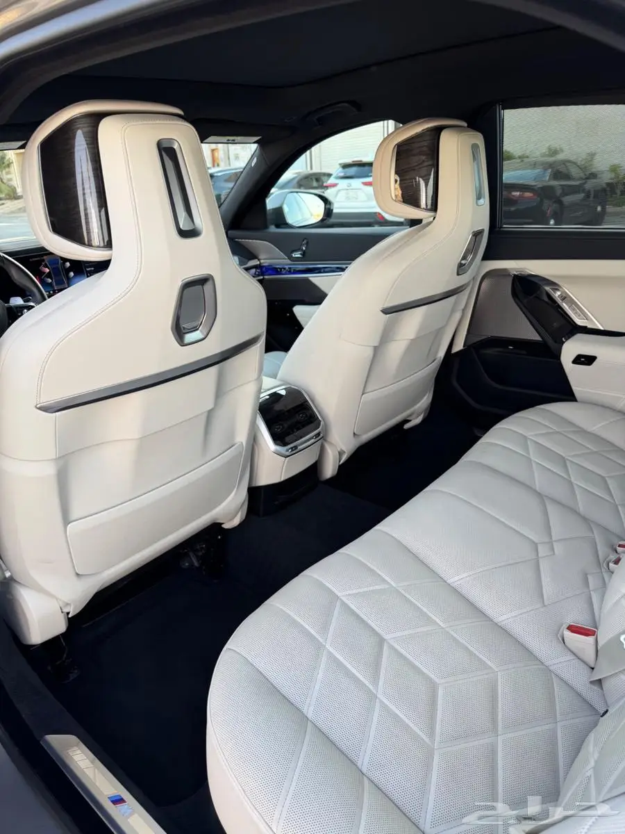BMW 740i M Kit موديل 2024 شبه جديده 30
