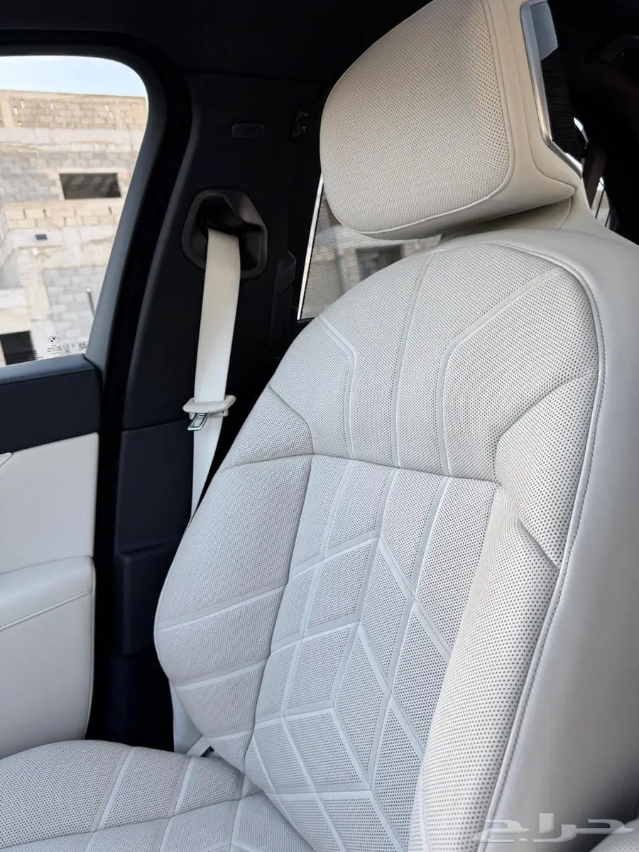 BMW 740i M Kit موديل 2024 شبه جديده 32