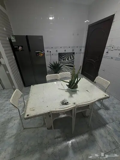 طاولة طعام ل 6 اشخاص للبيع 1