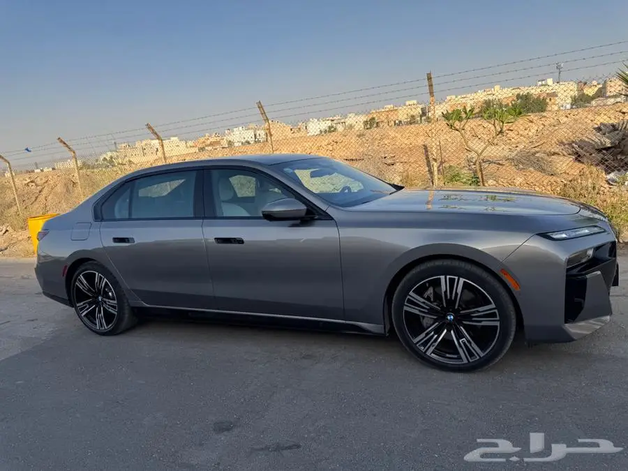 BMW 740i M Kit موديل 2024 شبه جديده 34