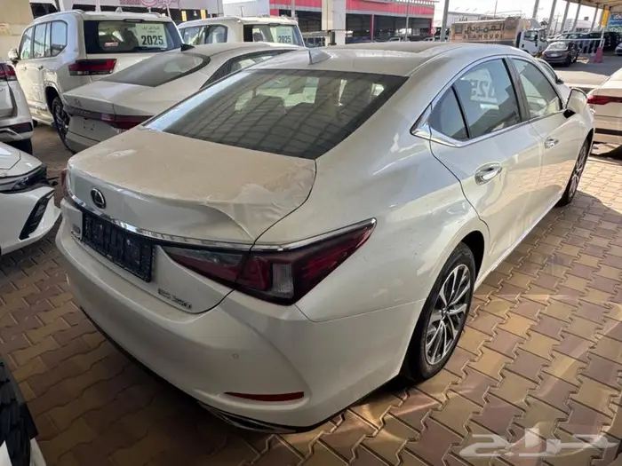 لكزس ES350 فئة CA موديل 2025 لدى شركة ابن ذياب للسيارات 1