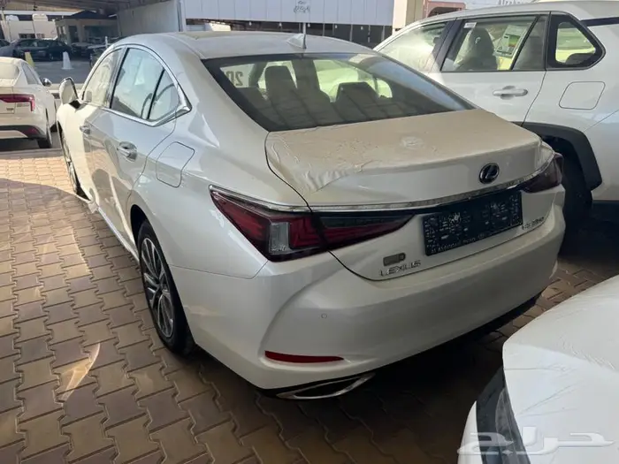 لكزس ES350 فئة CA موديل 2025 لدى شركة ابن ذياب للسيارات 2