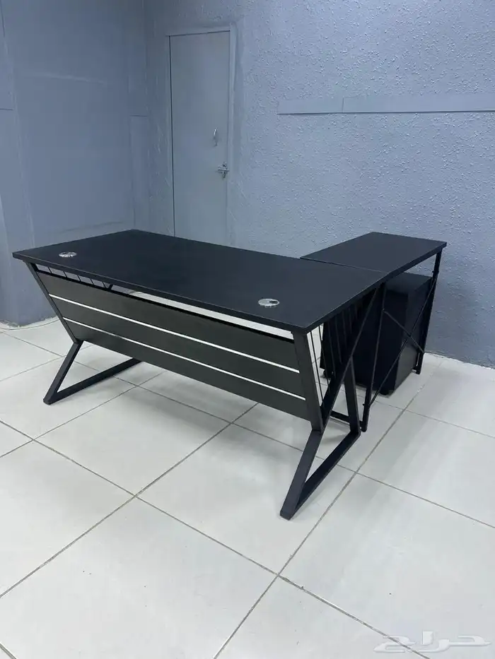 لو مكاتب موجود مع كراسي 17