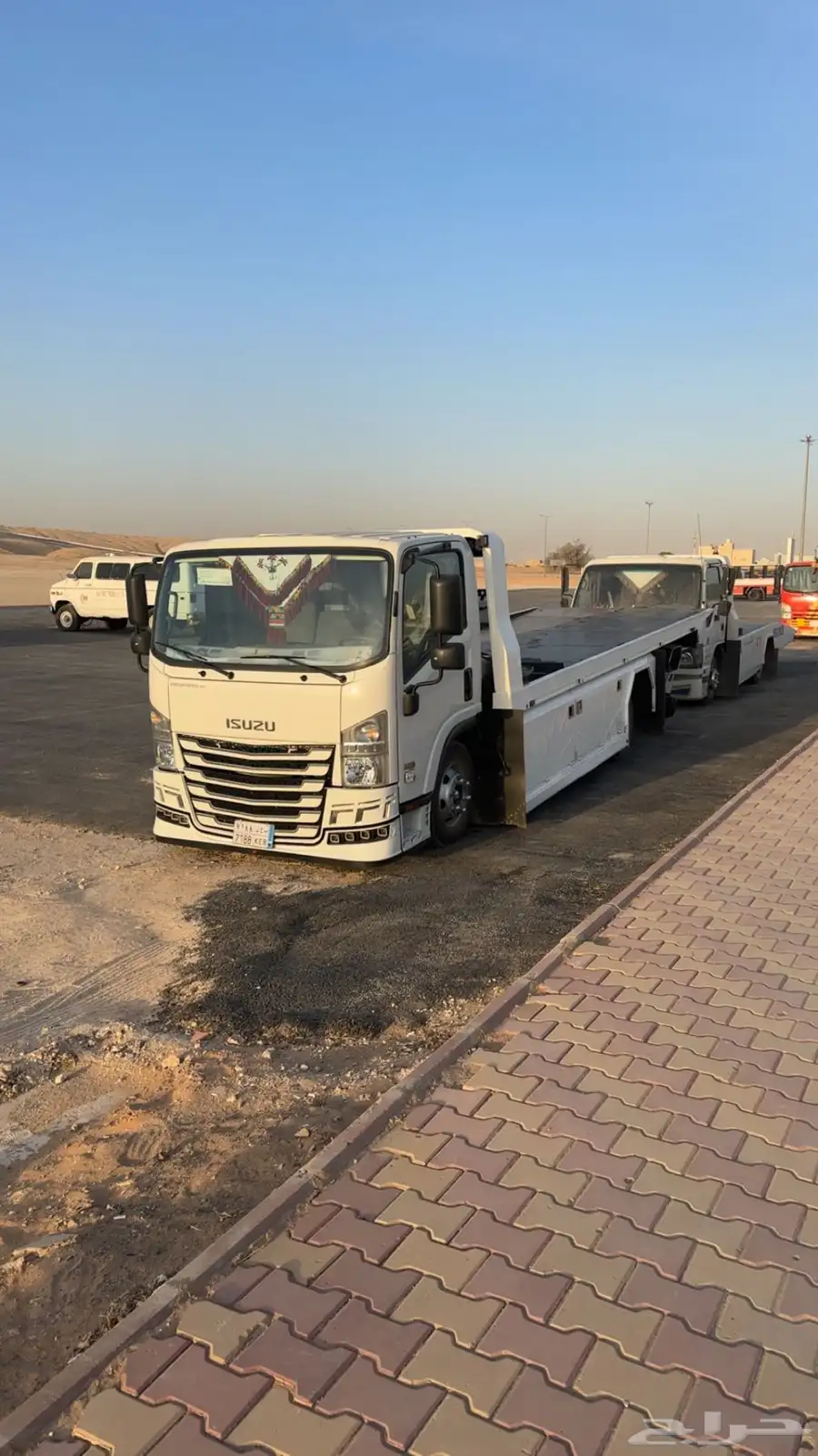 سطحه الخرج لنقل السيارات 0