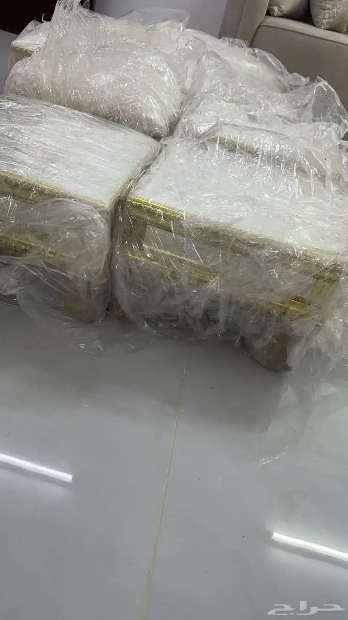 طاوله واربع خدمه للبيع 3