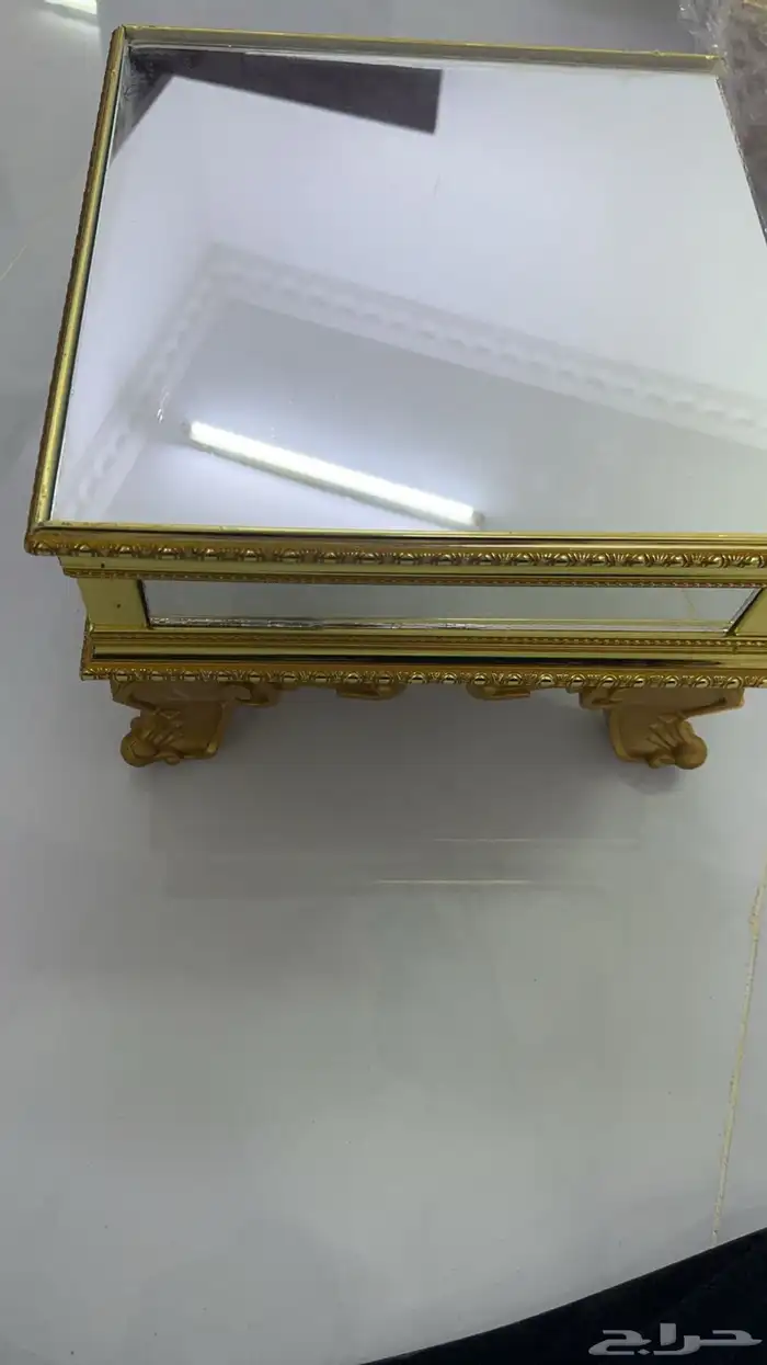 طاوله واربع خدمه للبيع 1