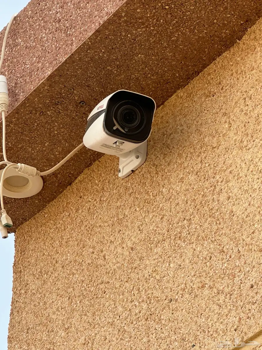 خمس كاميرات مع جهاز التسجيل شبه جديده للبيع 1