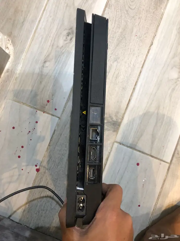 سوني فور اخذته قبل خمس شهور نضيف مافي شي الي هلا الغطا غراء 2