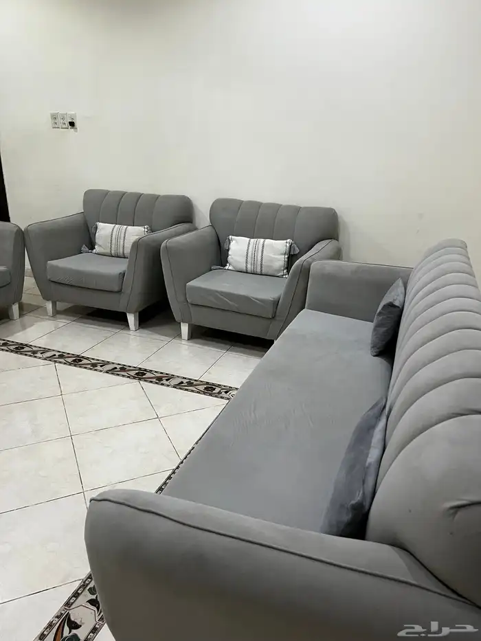 طقم كنب مودرن باللون رمادي بحالة ممتازة 2
