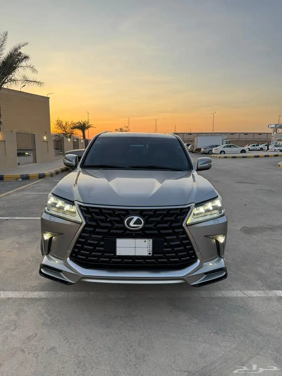 جيب لكزس 2016 . LX570 0
