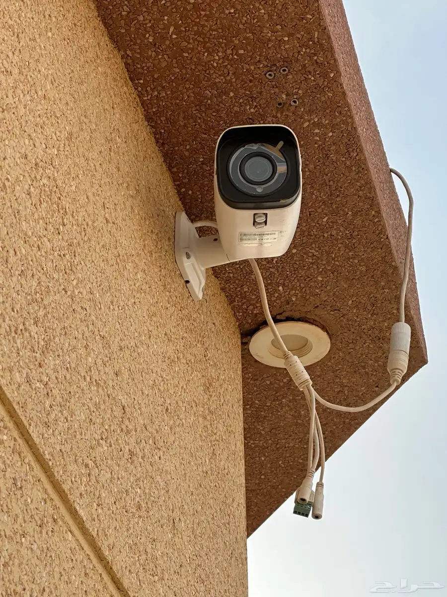 خمس كاميرات مع جهاز التسجيل شبه جديده للبيع 0
