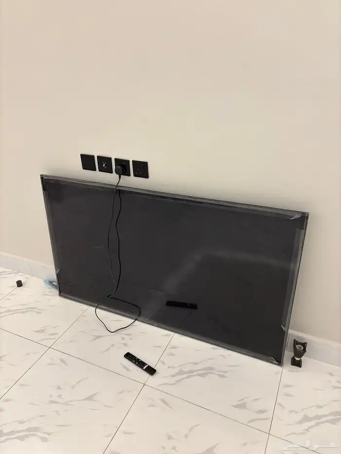 شاشه من شركة TCL 3