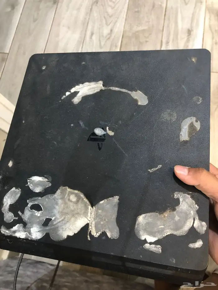 سوني فور اخذته قبل خمس شهور نضيف مافي شي الي هلا الغطا غراء 0