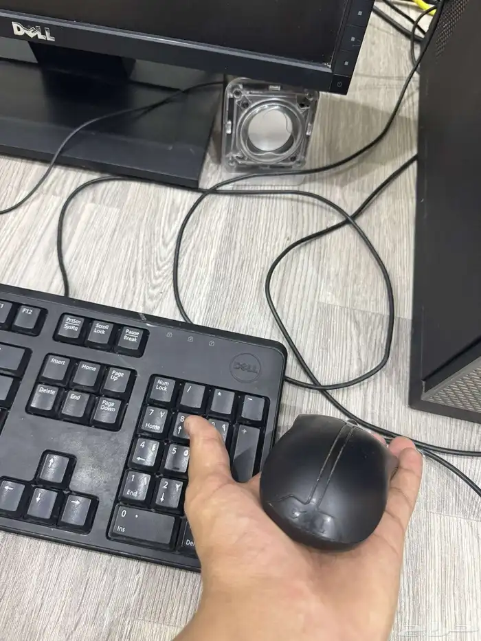 كمبيوتر ديل مع شاشة وكيبورد وماوس كلها شركة DELL 1