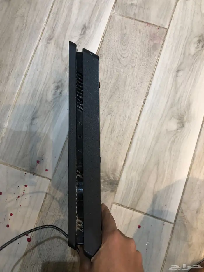 سوني فور اخذته قبل خمس شهور نضيف مافي شي الي هلا الغطا غراء 1