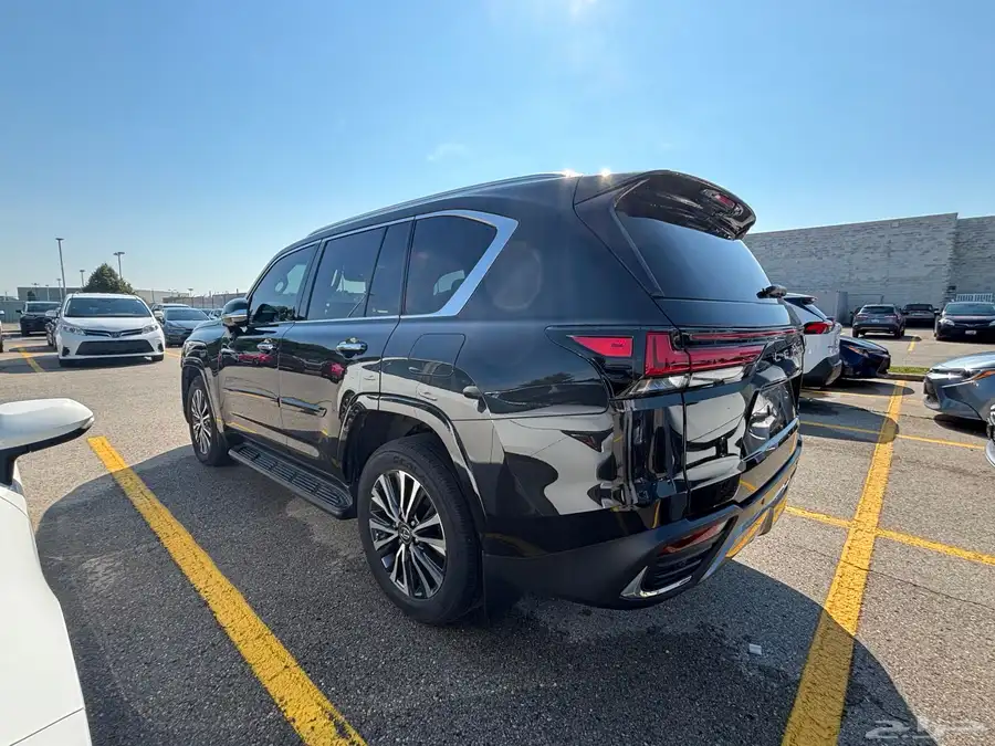 للبيع لكزز LX600 موديل 2023 وارد كندا 3